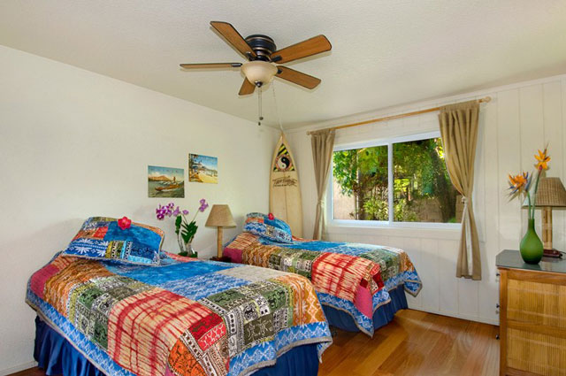 Surf' up room, two twin beds which can convert to a King bed, kawai vacation rental