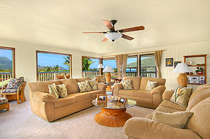 Panoramic views of mountain,golf,crater and ocean that you can see from the living room