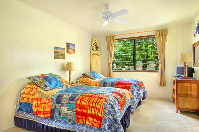 Surf' up room, two twin beds which can convert to a King bed, kawai vacation rental