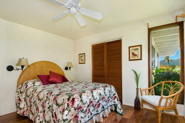 Queen bedroom on the first floor, garden and mountain views